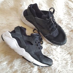 Nike black & white huarache